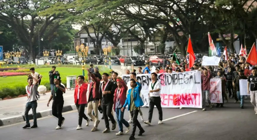 Peringatan 26 Tahun Reformasi, Cipayung Malang Sebut Jokowi Begal Reformasi