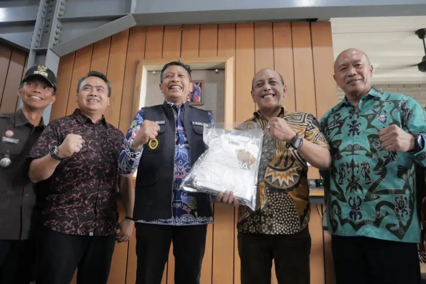 Brand Lokal Go International, PJ Wali Kota Malang Kunjungi Pabrik Emba Jeans 