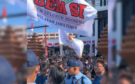 Singgung Dosa-Dosa Jokowi, BEM SI Jatim Aksi Geruduk Gedung DPRD