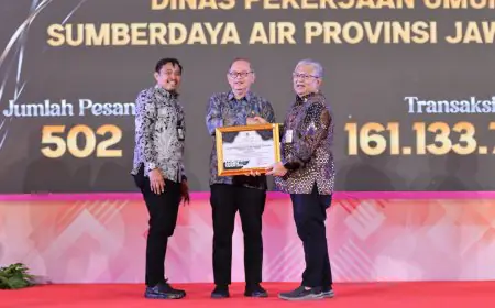 PJ Sekda Jatim, Bobby Soemiarsono Serahkan Piagam Penghargaan Pada E-Purchasing Awards 2024