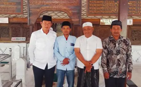 Ziarah ke Makam Wali Sunan Drajad, Bupati Lamongan Yuhronur Effendi Didampingi Ketua Umum Santri Nusantara 08