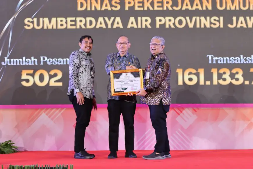 PJ Sekda Jatim, Bobby Soemiarsono Serahkan Piagam Penghargaan Pada E-Purchasing Awards 2024