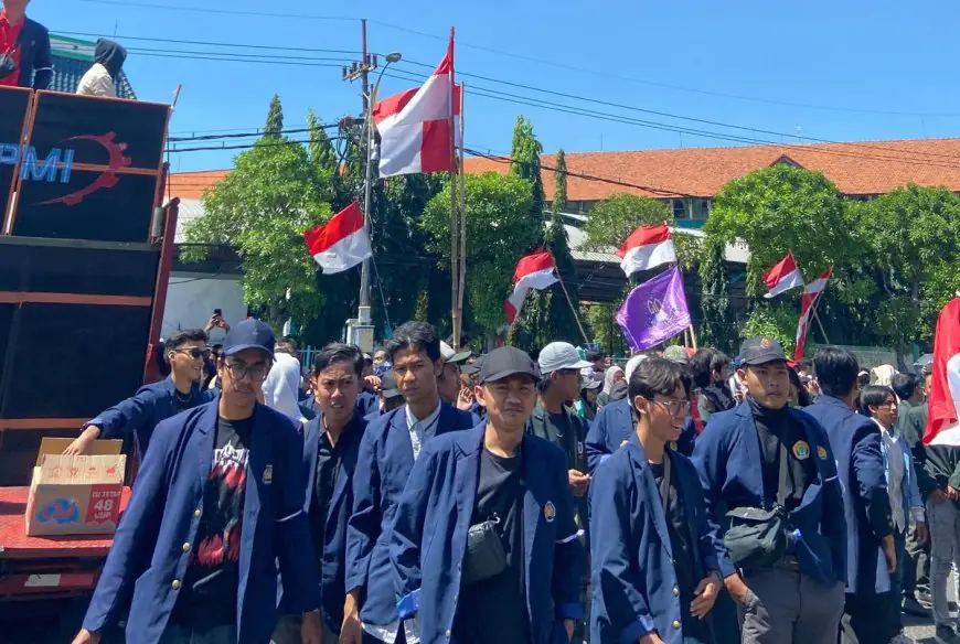 BEM Unesa geruduk Gedung DPRD Jawa Timur