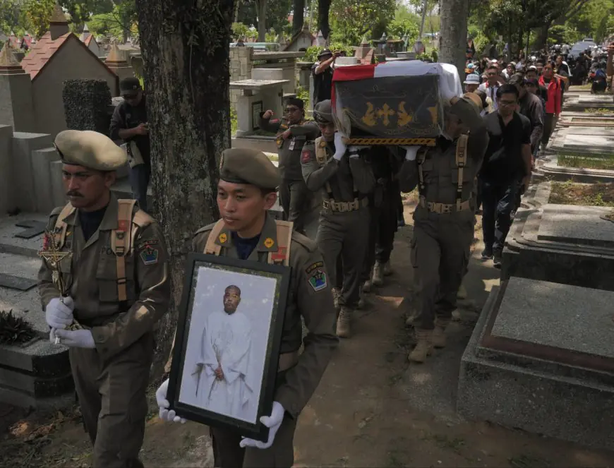 Suasana Haru Iringi Jenazah Romo Benny Dewan Pengarah BPIP ke Peristirahatan Terakhir