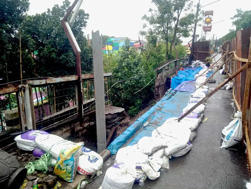 Trotoar Jembatan Embong Brantas Ambrol, puluhan Rumah di Kampung Warna-Warni Malang Tertimbun Longsor