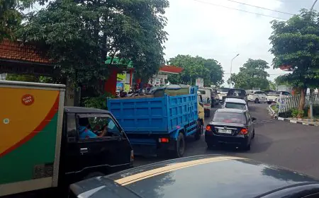 BBM Tak Naik 1 April, SPBU Diserbu—Warga Panik Duluan