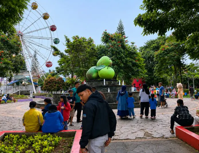 Murah, Sejuk, dan Selalu Ramai: Kenapa Alun-Alun Kota Batu Masih Sulit Tergantikan?