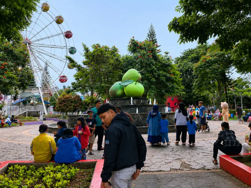 Murah, Sejuk, dan Selalu Ramai: Kenapa Alun-Alun Kota Batu Masih Sulit Tergantikan?