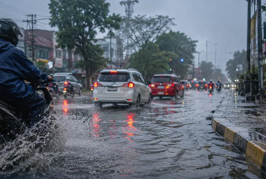 Kemarau Sudah Datang, Kok Masih Hujan Deras? BMKG Ungkap Penyebab dan Ancaman Genangan