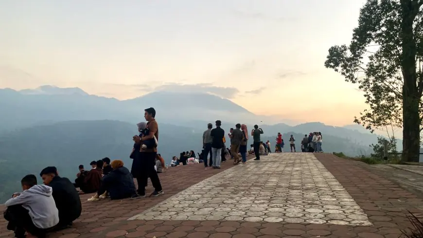 Paralayang Batu Tetap Ramai di Hari Kerja, Mulai Harga Tiket hingga Sunset Jadi Daya Tariknya