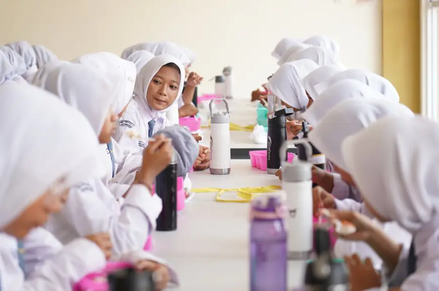 Pemerintah Pastikan MBG, PKH, Bansos hingga THR Tetap Berjalan Meski APBN Defisit Rp734,3 Triliun